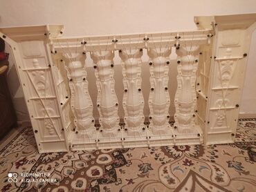 Фасадные комплектующие: Продаю балясина перила лестницы и.тд пласмасовый длина 4 метр 2 шт
