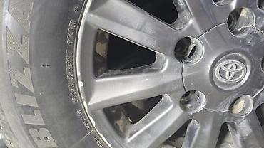 blizzak: Колесо в сборе: литой диск Toyota + зимняя шина Bridgestone Blizzak. 5 — 2