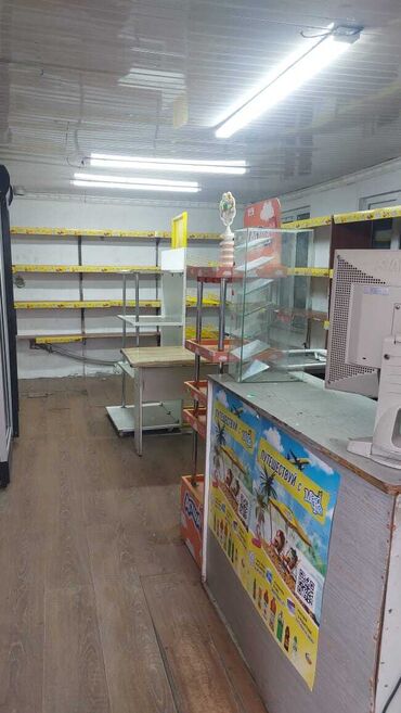 аренда под следующим выкупом рассрочка: Ижарага берем Дүкөн, Турак үйдө, 30 кв. м Иштеп жаткан, Жабдуулары менен, Ремонтсуз, Электр жарыгы, 1-сызык