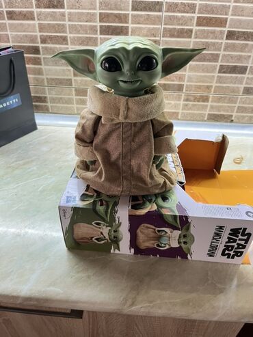Star Wars "Mandalorian" seriyasından "Grogu" personajını təmsil edən