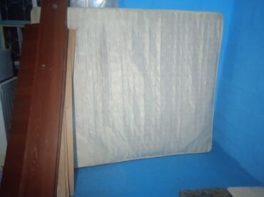 диван для инвалидов: Матрас пружинного типа, прямоугольный, светлый чехол. Стандартная