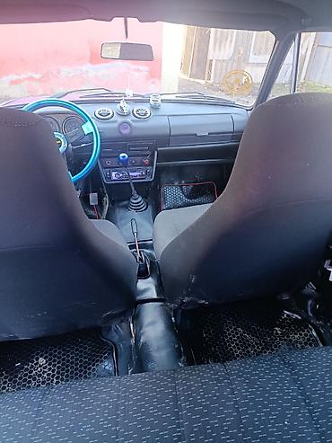 VAZ (LADA): VAZ 2106 sedan Xüsusiyyətlər: - Kuzov: klassik sedan, rəngi tünd mavi — 4