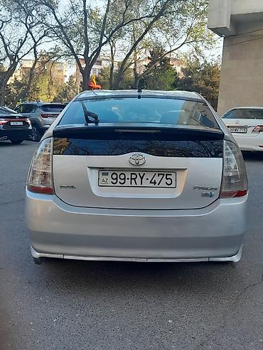 prius qapı: Toyota Prius (2-ci nəsil) hibrid sedan - Gümüşü rəng, 5 qapı — 4