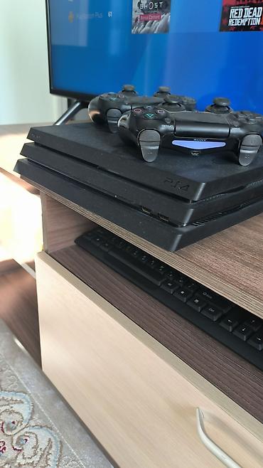 сони плейстейшн 4 про: PlayStation 4 Pro (черная, серия CUH-7xx) с двумя беспроводными — 2