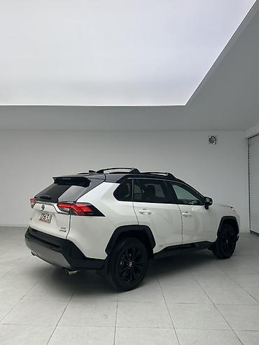 ярус машина: Toyota RAV4: 2022 г., 2.5 л, Автомат, Гибрид, Кроссовер — 5