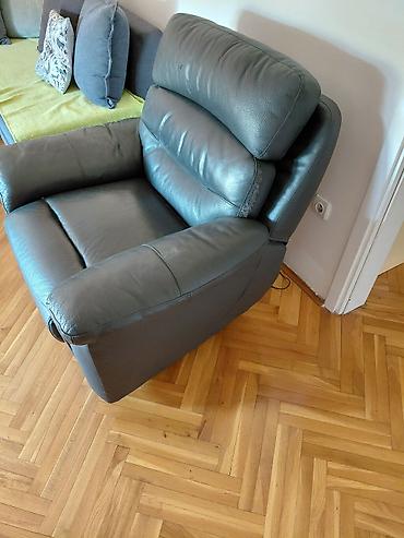 fioke za ormar: Kožna fotelja sa mehanizmom za ležanje (recliner) U odličnom stanju. - — 5