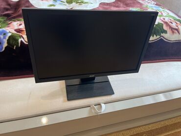 Boşqablar: Acer V226HQL model nömrəli, LED arxa işıqlandırmalı LCD monitor. Bu