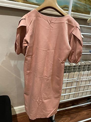 Zərif qızılgül rəngində qadın donu - Model: Düz kəsim, midi uzunluq -