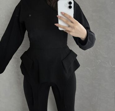 стильный купальник: Элегантный женский комбинезон черного цвета с длинными рукавами