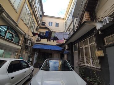 Binalar: Tarixi mərkəzdə yerləşən küçə mənzərəsi olan kommersiya obyektləri və — 5