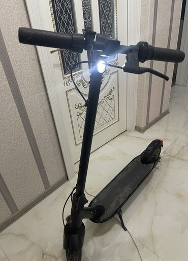 электро сомакат: Elektrikli skuter XİAOMİ M365 - Rəng: qara, yığcam alüminium gövdə