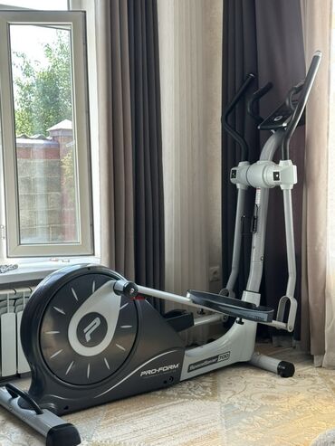 комплексный спортивный тренажер: Эллиптический тренажер Pro-Form Smart Strider 700, выполненный в серых
