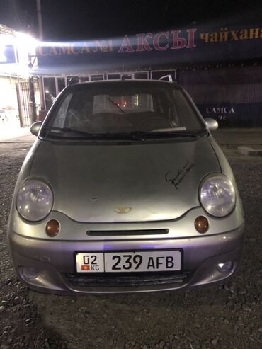 самые дешёвые машина: Автомобиль Daewoo Matiz серебристого цвета с компактным 2002 год