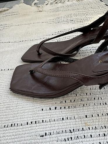 Basanoşka və səndəllər: Qadın sandaleti – qəhvəyi, kvadrat burunlu, barmaq arası model - — 1
