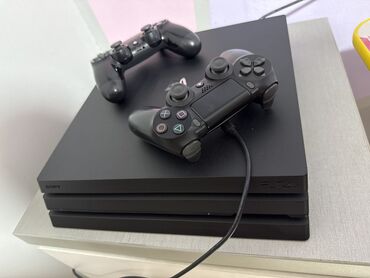 сони плейстецшн: PS4 Pro с двумя геймпадами. Не шитая, в клубах не стояла. Покупал для