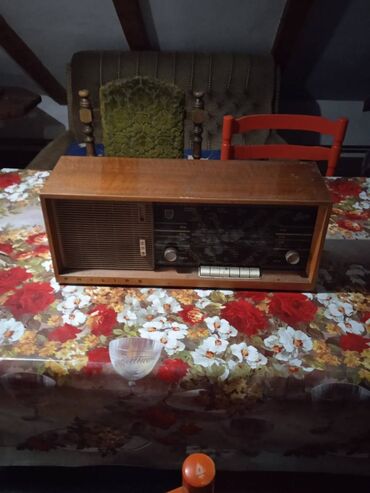 Ostali muzički instrumenti: Stari radio aparati