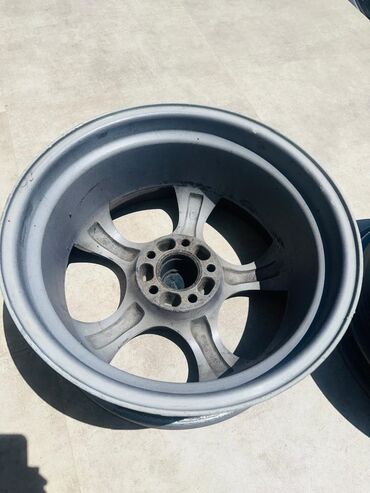 Disklər: Avtomobillər üçün nəzərdə tutulmuş boz rəngli təkər diski. Bu metal — 9