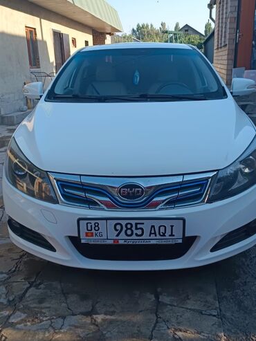 электромобиль byd e5: Электромобиль BYD e5 белого цвета, оснащенный четырьмя дверями и