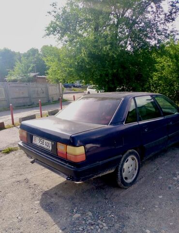 Audi: Audi 100: 1988 г.