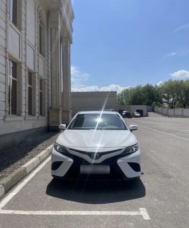 Toyota Camry: 2018 г., 2.5 л, Типтроник, Гибрид, Седан