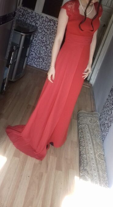 Digər qadın geyimləri: Qırmızı uzun ziyafət/libas - Rəng: Parlaq qırmızı Ölçü S/M 1 dəfə