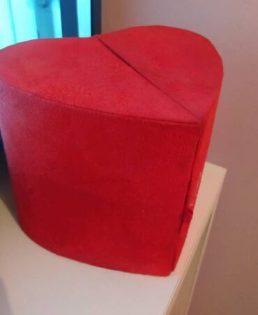 prodaja ćilima: Crvena kutija srce koja moze posluziti za odlaganje razlicitih
