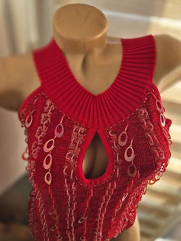 Bluze: Sedam bluzica sa neznatnim tragovima korišćenja. Zelena - M veličina — 14