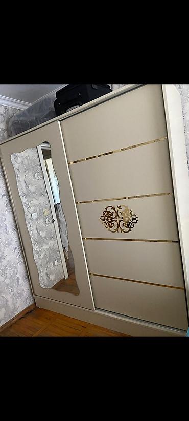 Güzgülü sürgülü qapılı şkaf - Rəng: krem/bej tonları, qızılı dekor