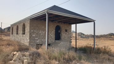 ev ve torpaq: Tikintisi davam edən bu ev, kərpic və daşdan tikilmişdir. Damı artıq