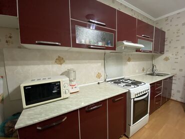 шкаф на кухни: Кухонный гарнитур, Шкаф, Буфет, цвет - Красный, Б/у