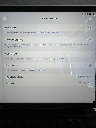 Планшеты: Apple iPad 11 (A16) Wi-Fi в сером цвете с клавиатурным чехлом - 256гб — 5