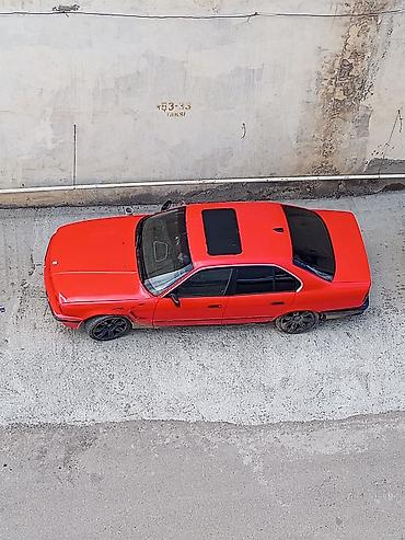 bmw lyuk: BMW 5 Series E34 sedan – qırmızı rəng, 4 qapı, 1990‑cı illərin klassik — 4