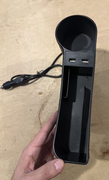 Qoşqular: Avtomobil üçün universal oturacaq arası təşkilatçı və USB şarj stendi