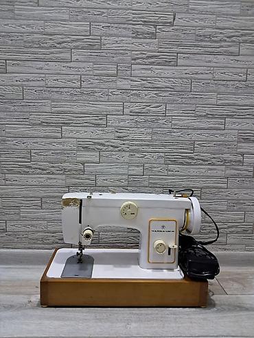 futlyar: Çayka-132M tikiş maşını - Elektriklə işləyən, ayaq pedalı ilə sürətə — 1