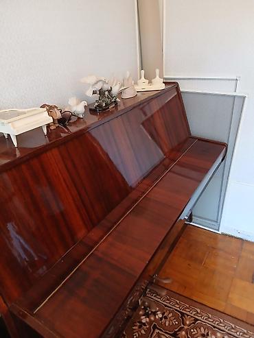 Музыкальные инструменты: Upright piano – “Акорд” markalı (korpus üzərində loqo görünür) — 2
