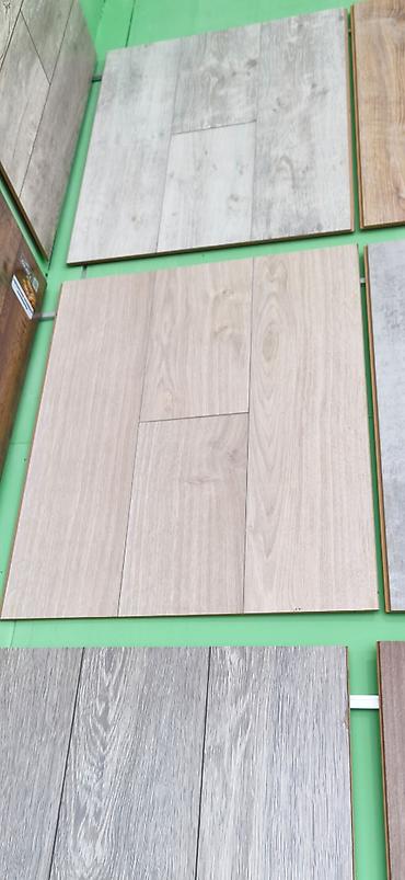 Laminat döşəmə panelləri – ağac teksturalı dekorlar - Seçimlər: açıq