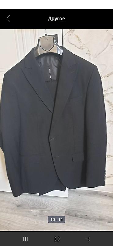 Kişi geyimləri: Gri rəngli, xallı-çəpər (plaid) naxışlı kişi kostyumu. Brend: GUSTO — 9