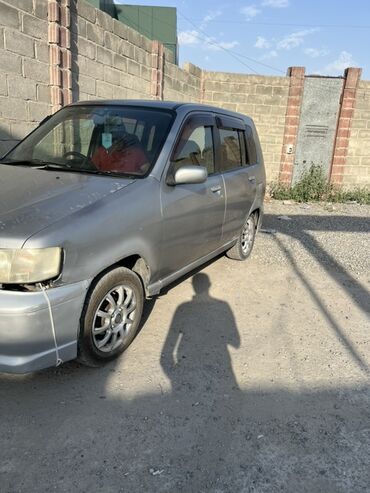 кичине машина: Серебристый автомобиль с кузовом минивэн, подходящий для городских