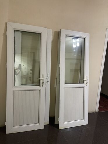 plastik qapi pencere kreditle: Məhsul: 2 ədəd ağ PVC şüşəli qapı Təsvir: - Material: PVC profil, ağ