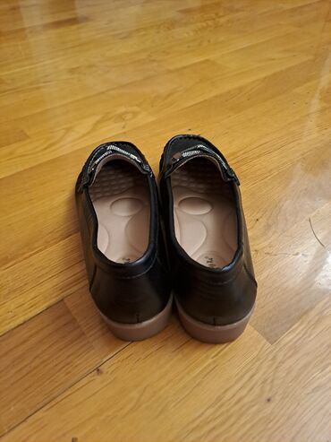 mavi mokasinlər: Qadın loaferləri – qara - Klasik loafer dizaynı, ön hissədə metal