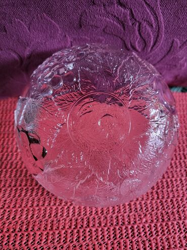 Ostalo posuđe: Bombonijera nova sa poklopcem,puno staklo. Visina. 12cm. Precnik — 12