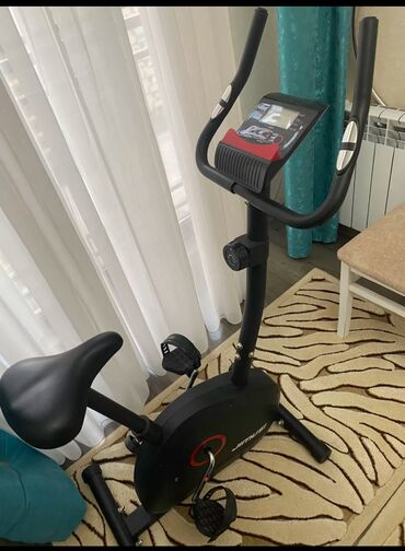 Velotrenajorlar: Qara rəngdə, elektron displeyli stasionar velosiped. Müxtəlif məşq