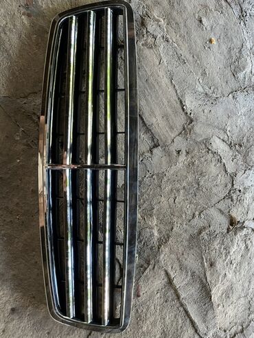 Yan və salon güzgüləri: Xrom örtüklü, şaquli zolaqlı radiator barmaqlığı. Bu, avtomobilin