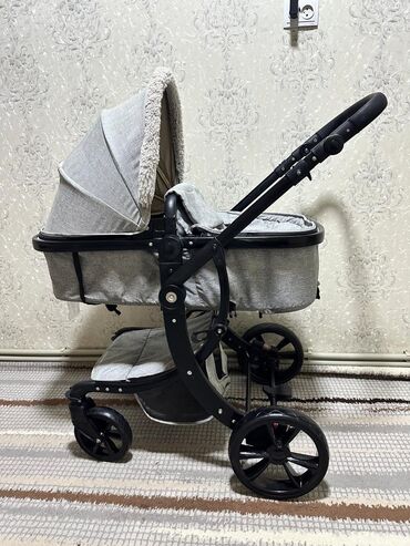 трехколесные прогулочные коляски: Коляска, цвет - Серебристый, Б/у