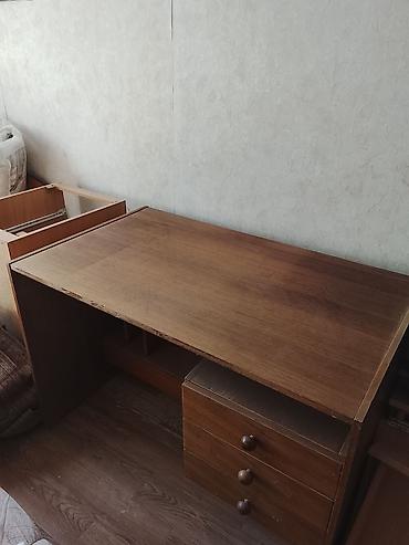 столы письменные: Компьютерный стол, Б/у, С полками — 1