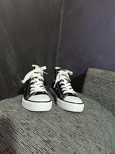 Crne platnene patike – visoki model - Klasičan dizajn sa belim