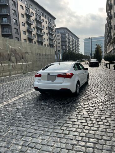 Kia: Kia Forte sedan – ağ rəng, şəhər və uzun yol üçün rahat və qənaətcil — 3