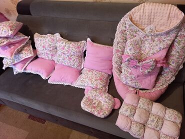 подушки для детской кроватки: Продаю бортик на детскую кроватку,состояние хорошее. (заказывала у