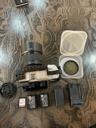 бокс для фотографий: Беззеркальная камера Sony (серия Alpha 6000, серебристый корпус) с