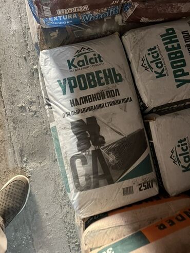 лак для брусчатки: Мешок наливного пола Kalcit "Уровень", весом 25 кг, предназначен для
